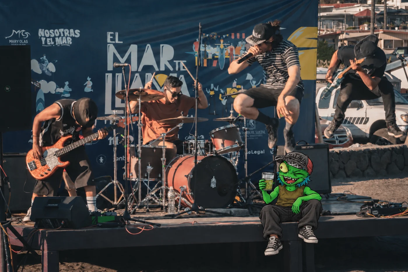 Mutant Beans tocando con su mascota junto a la batería